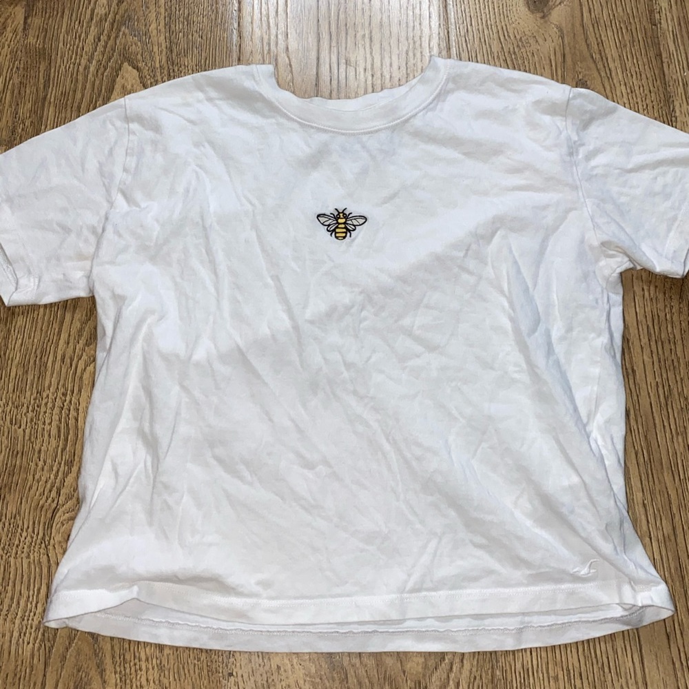 COPY - Super cute Hollister tee with bee